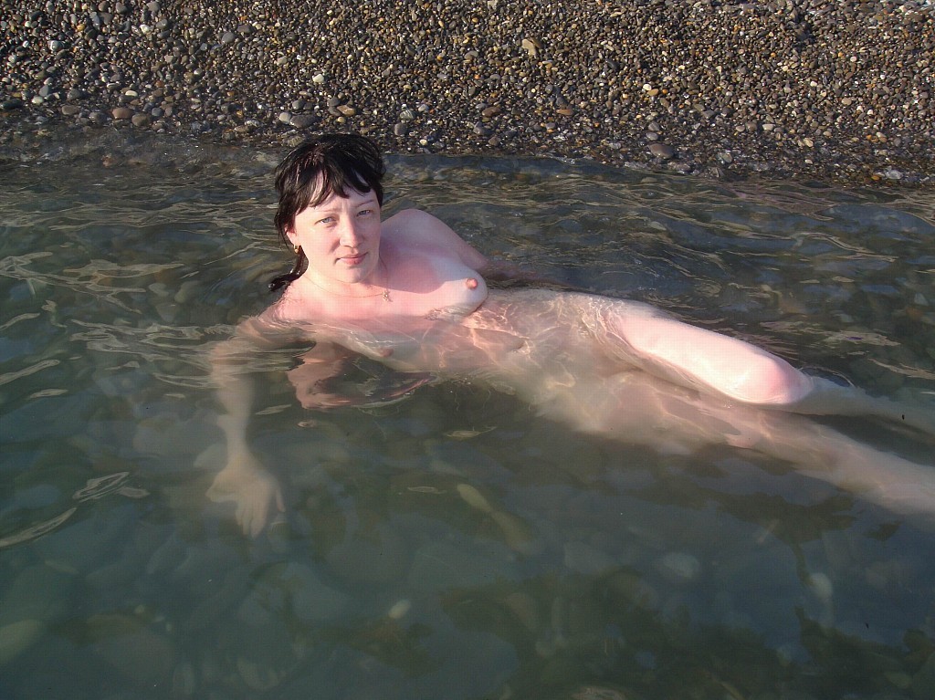 Nudisten sonnen sich am Strand
 #78589620