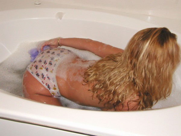 浴槽の中のブロンド美女の濡れたパンティ
 #70704148
