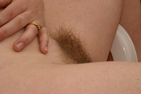 Chica de coño peludo al aire libre
 #77326633