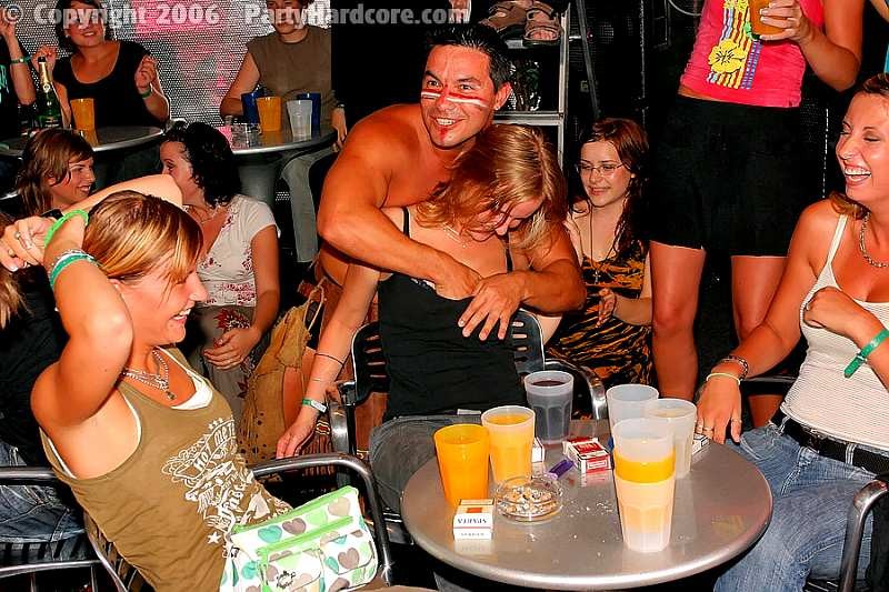 Des ados ivres tripotent les strip-teaseurs lors d'une fête hardcore.
 #78923364
