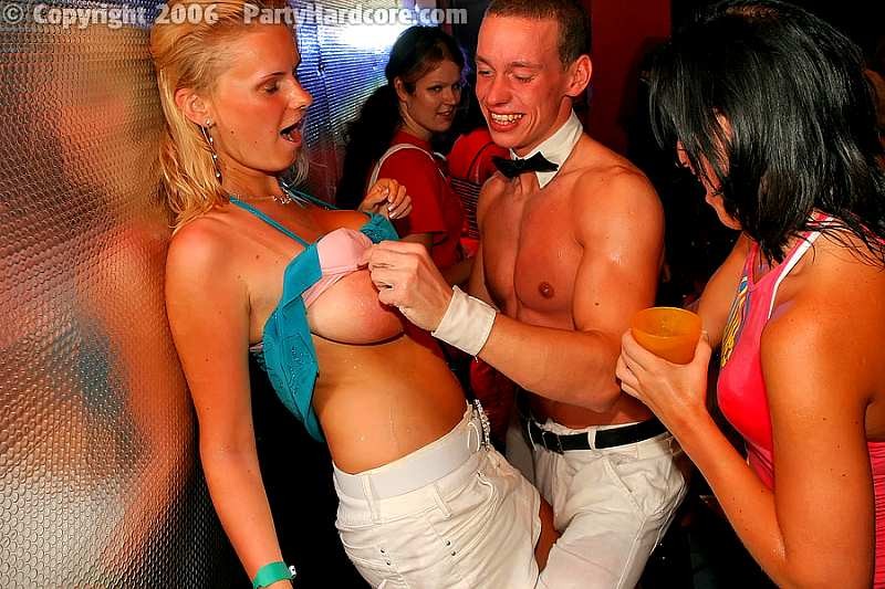 Des ados ivres tripotent les strip-teaseurs lors d'une fête hardcore.
 #78923389