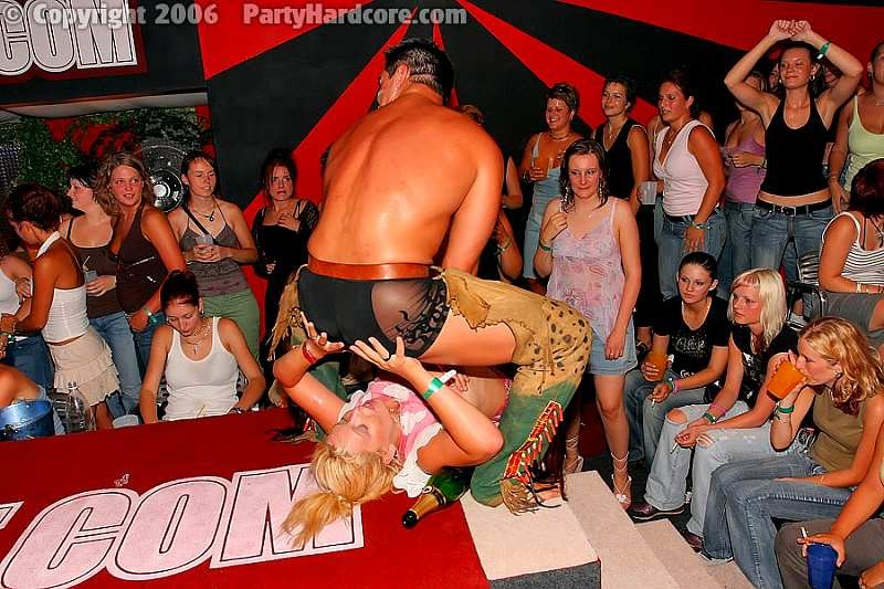 Jóvenes borrachos manoseando a los strippers masculinos en una fiesta hardcore
 #78923393