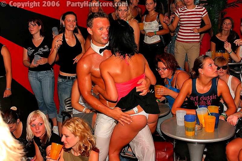 Jóvenes borrachos manoseando a los strippers masculinos en una fiesta hardcore
 #78923410