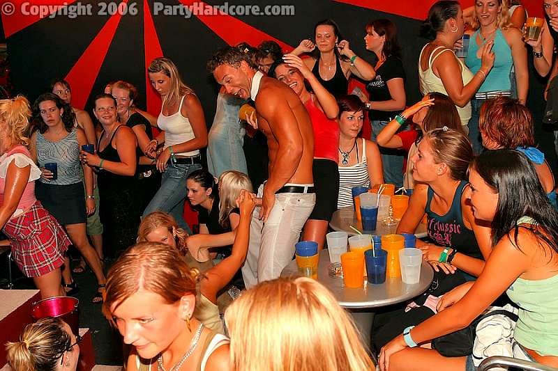 Jóvenes borrachos manoseando a los strippers masculinos en una fiesta hardcore
 #78923434