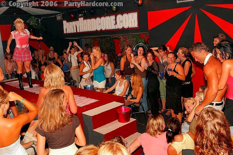 Jóvenes borrachos manoseando a los strippers masculinos en una fiesta hardcore
 #78923443