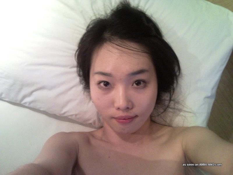 Collection d'une asiatique excitée posant nue sur le lit
 #69740896