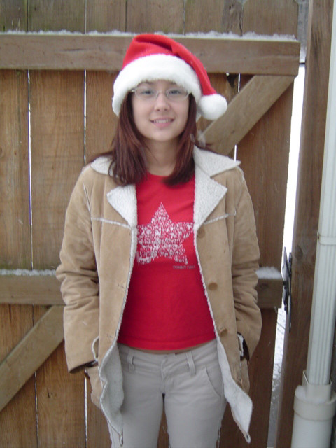 Asiatischer Teenager trägt Weihnachtsmannmütze
 #70010396
