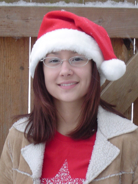 Asiatischer Teenager trägt Weihnachtsmannmütze
 #70010404