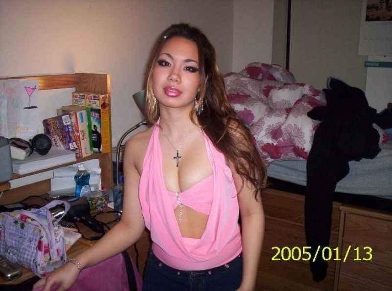 Sexy e calda ragazza asiatica dà grande pompino nella sua camera da letto
 #69873333