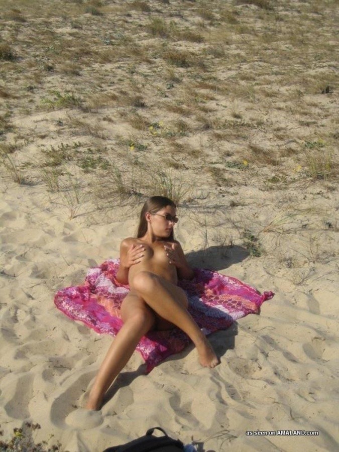 Sexy französisches Teenie posiert nackt am Strand
 #67254242