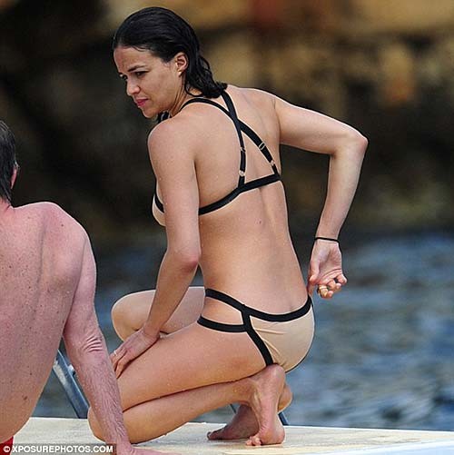 Michelle rodriguez erwischt im sexy bikini am strand
 #75262282