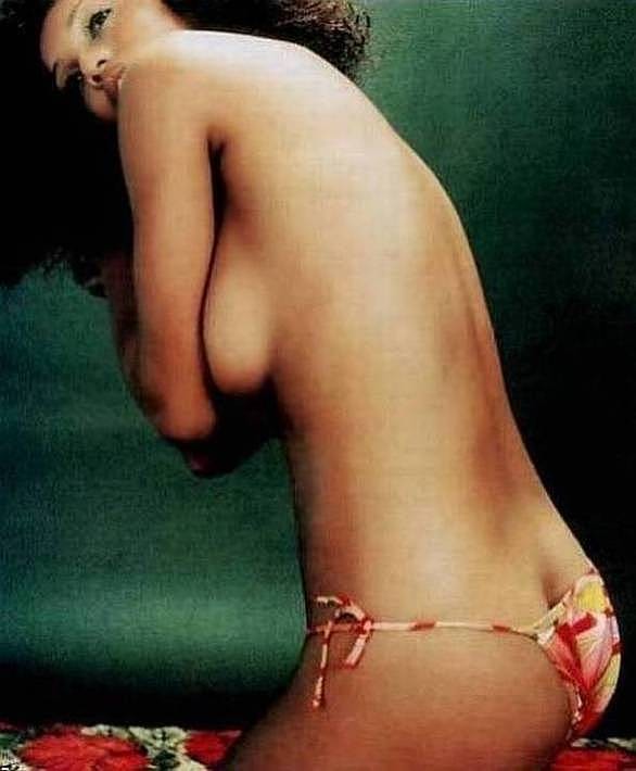 L'animatrice de talk-show et mannequin Tyra Banks nous montre ses tétons bruns.
 #72738717