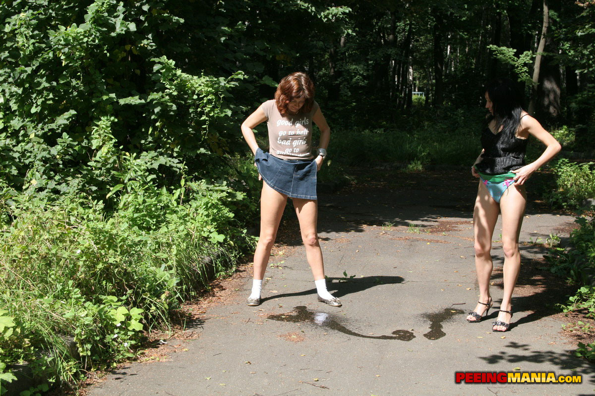 Ragazze con peli di colore diverso pisciano sulla strada all'interno del giardino
 #76563857