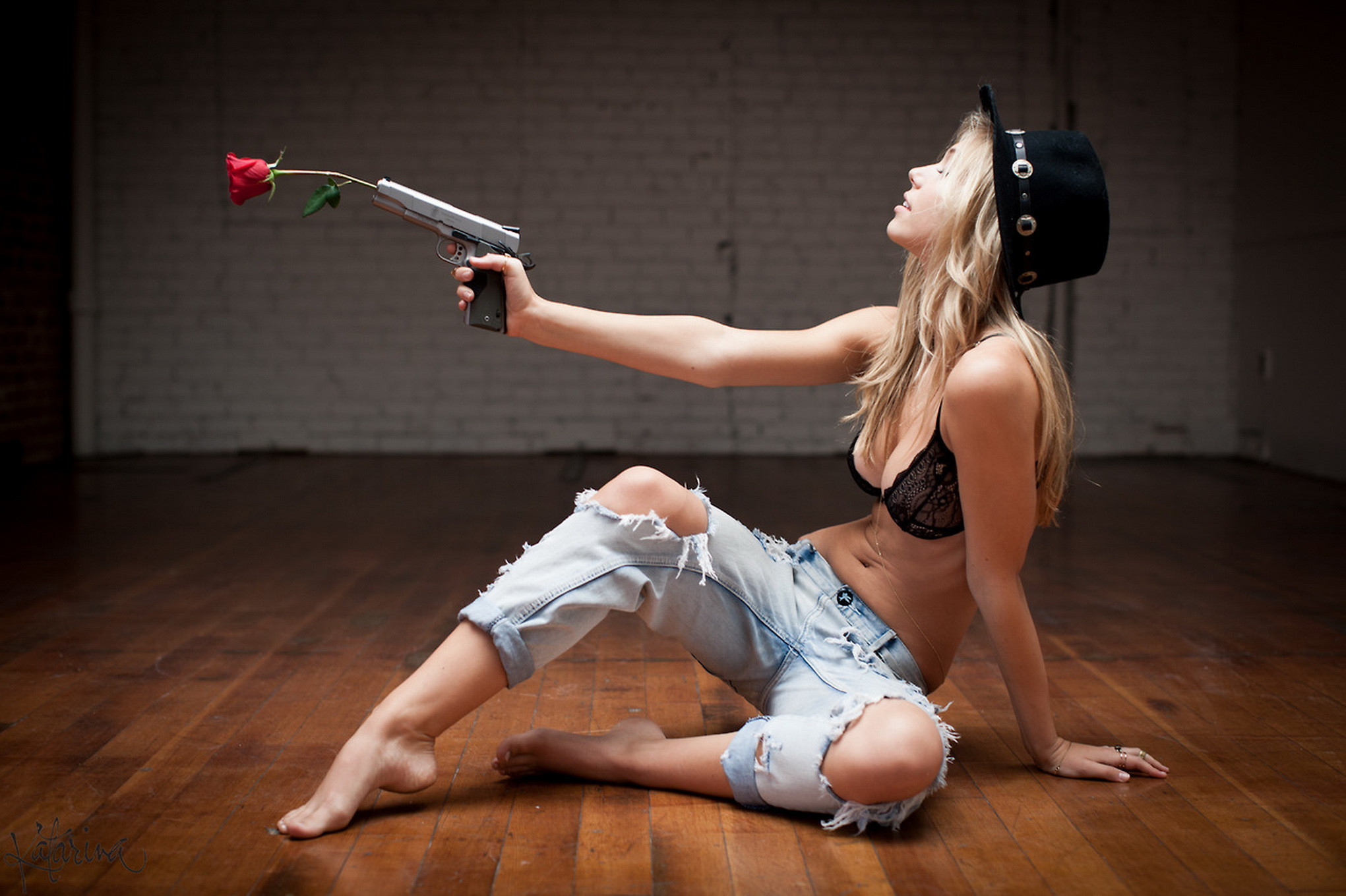 Alexis Ren zeigt ihren tollen Körper in knapper Unterwäsche und zerrissenen Jeans bei 
 #75167928