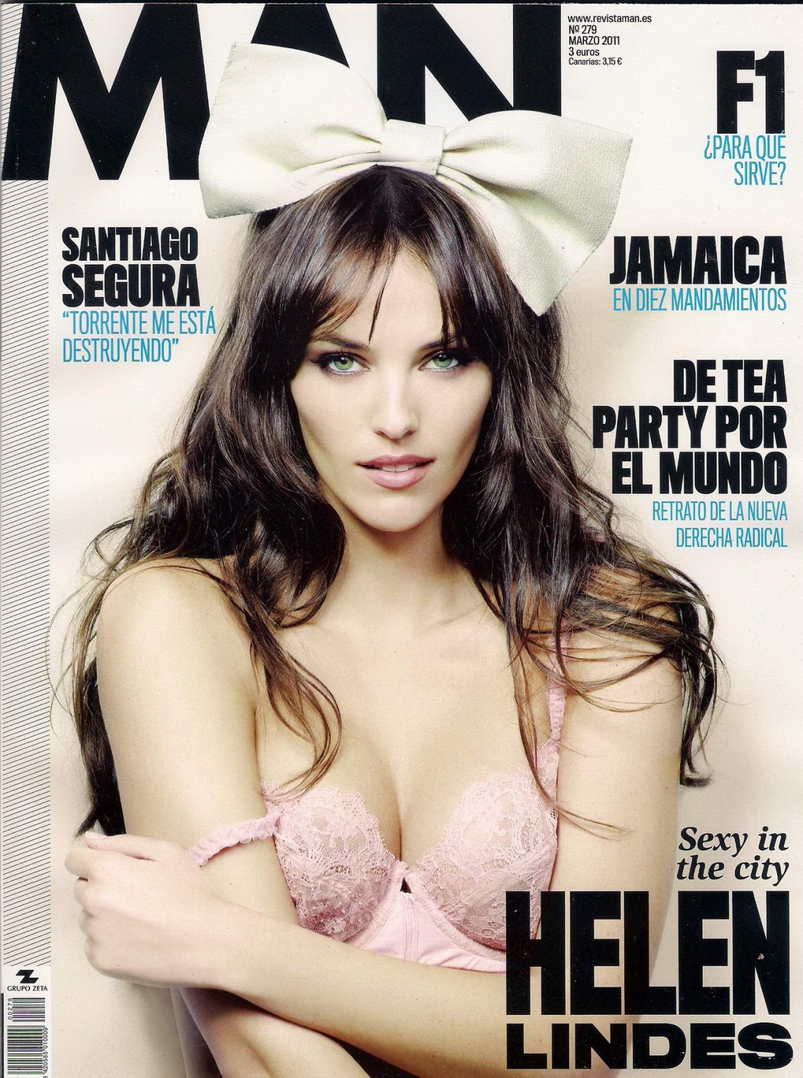 Helen Lindes in topless ma nascondendo le sue tette per la rivista uomo spagnolo
 #75314577