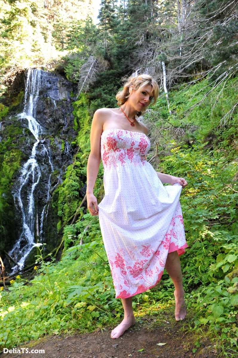 Bella delia da cascata eretto sotto il suo vestito
 #67311907