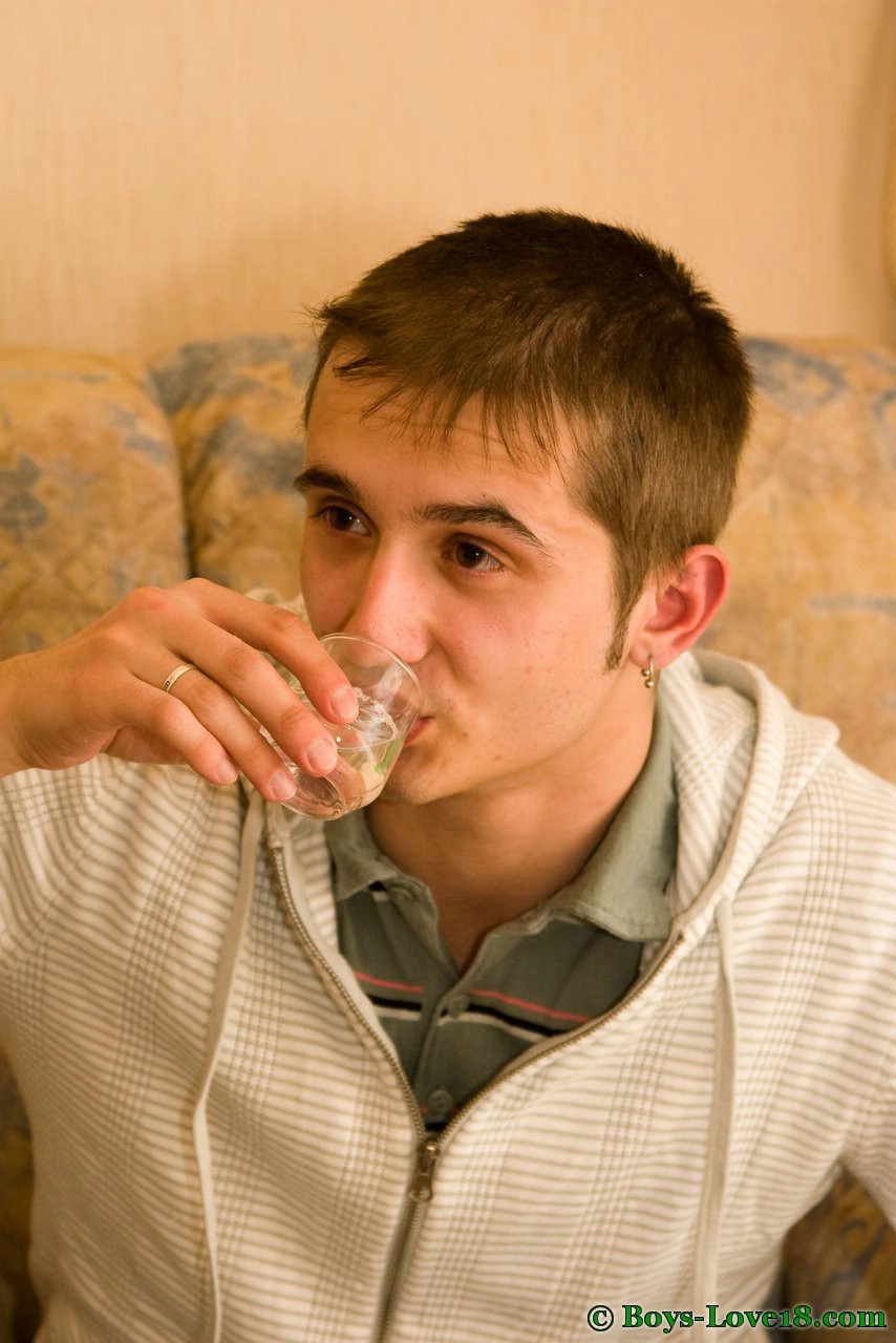 Une fête d'adolescents entièrement gay avec de l'alcool et de la baise.
 #76905205