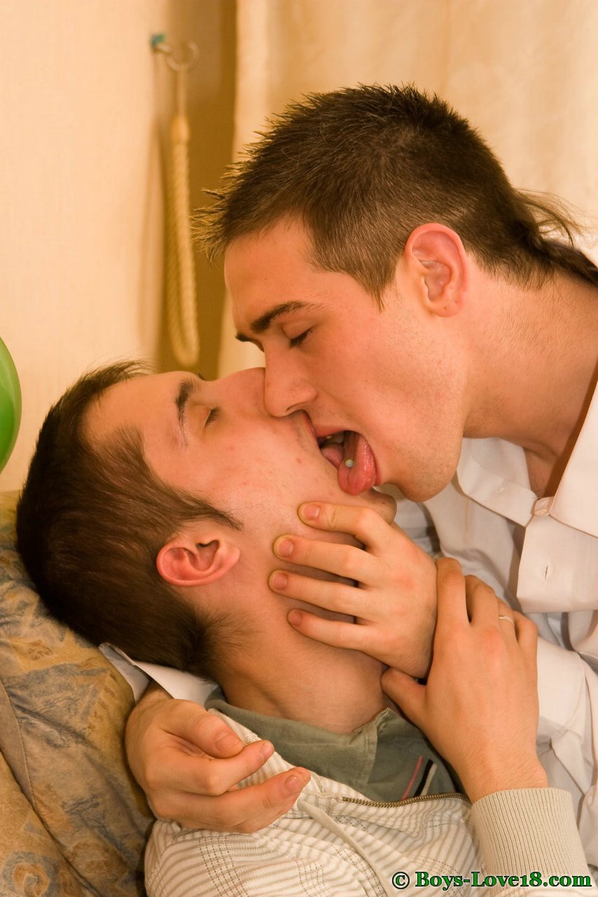 Une fête d'adolescents entièrement gay avec de l'alcool et de la baise.
 #76905219
