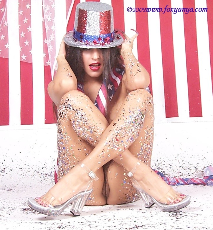 Sexy latina nuda tutto in fiocchi patriottici e glitter
 #74946359