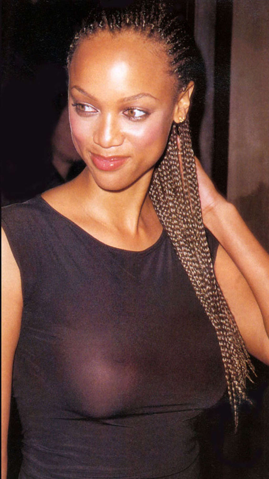 Tyra Banks entblößt ihre schönen Titten im durchsichtigen Top und posiert sexy
 #75360579