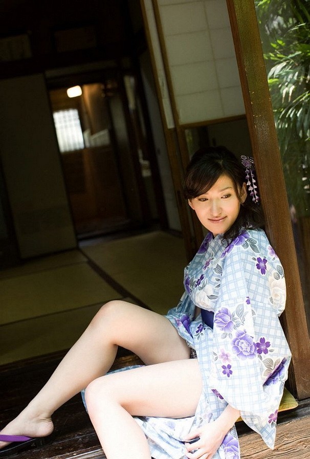 La ídolo japonesa ruru muestra su cuerpo en kimono
 #72955846