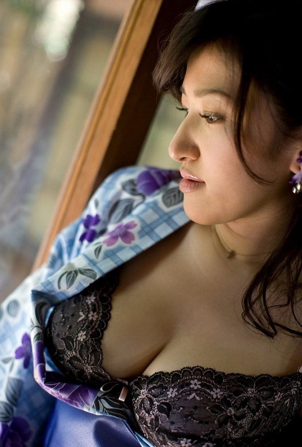 La ídolo japonesa ruru muestra su cuerpo en kimono
 #72955878