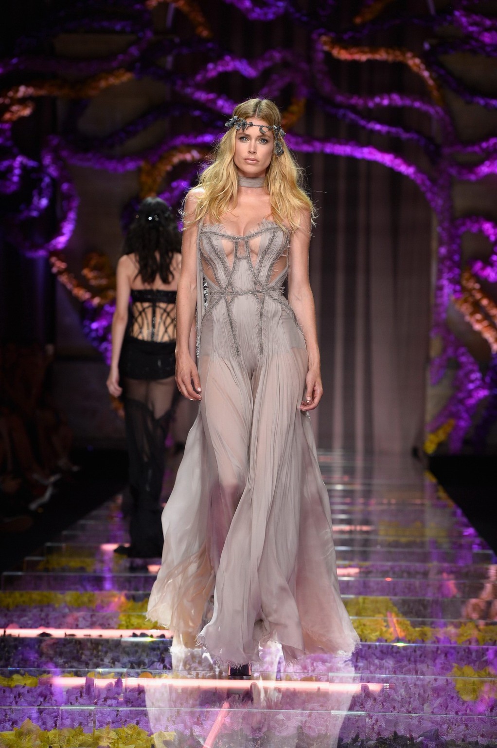 Doutzen kroes montrant ses seins dans une robe transparente
 #75159225