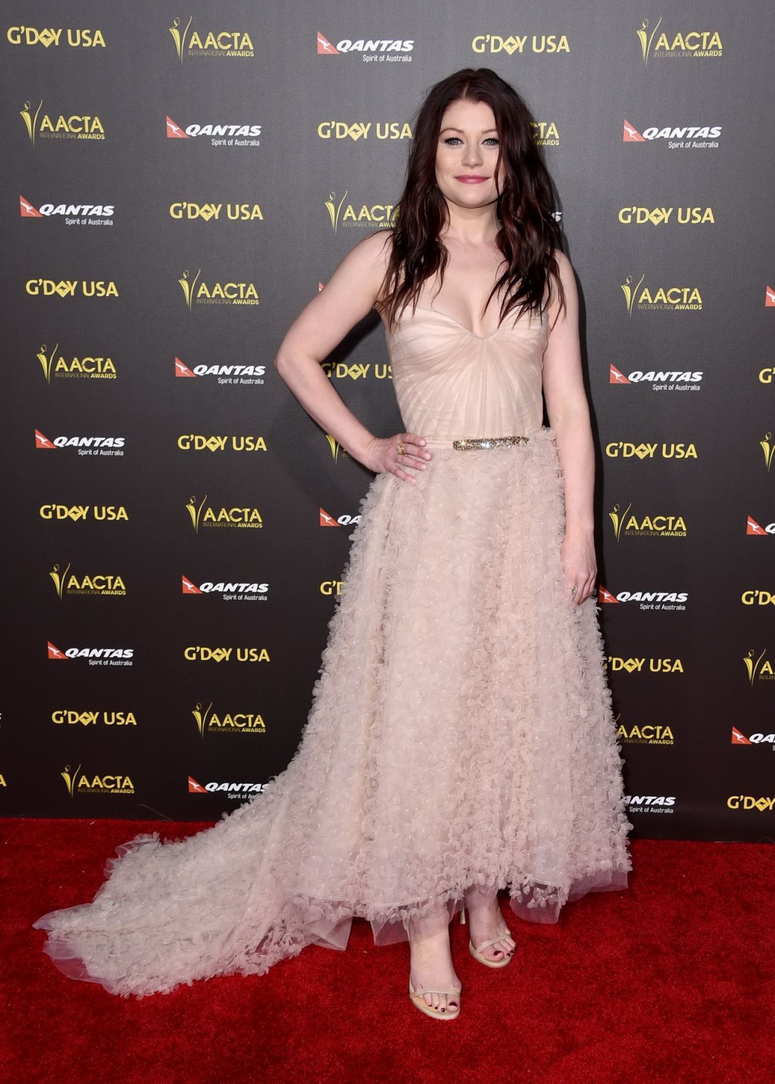 Emilie de ravin tetona con un sexy vestido sin tirantes en la gala gday usa aacta internati
 #75173970