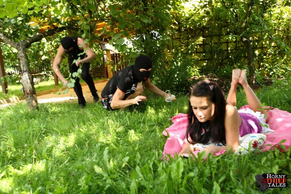 Klara sah zwei Jungen, die Pfirsiche vom Baum stahlen
 #74531720