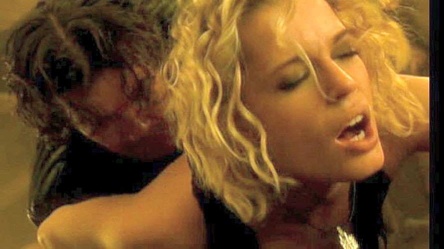 Rebecca romijn stamos montrant son joli cul et dansant sexy en lingerie dans un film
 #75387517