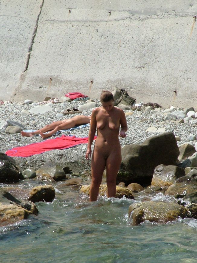 Una hermosa nudista rusa sabe cómo divertirse
 #72251706