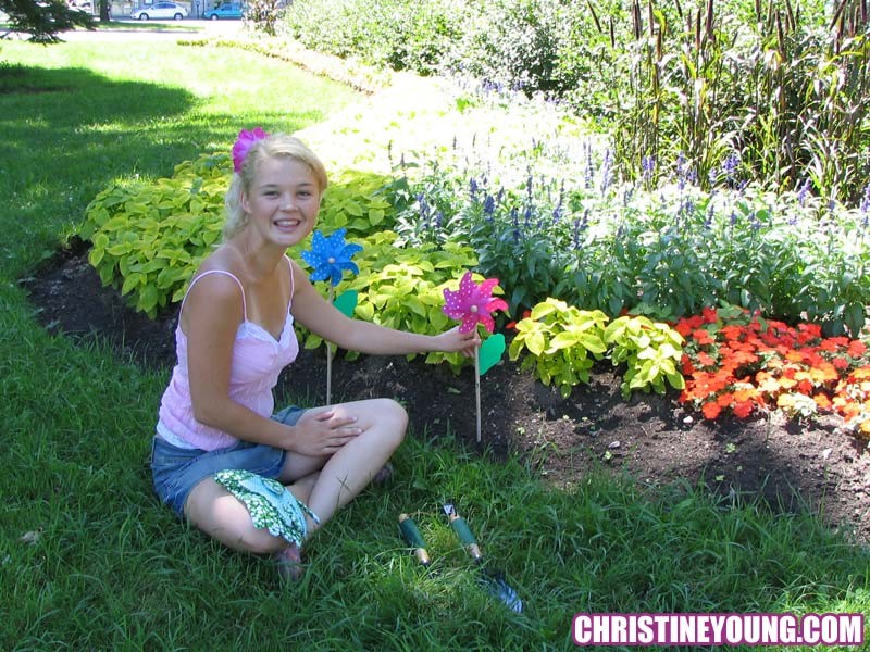 Rubia joven christine young jardinería en el patio trasero y posando
 #73116966