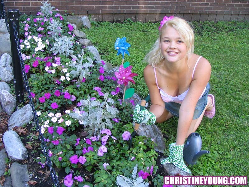 Rubia joven christine young jardinería en el patio trasero y posando
 #73117044