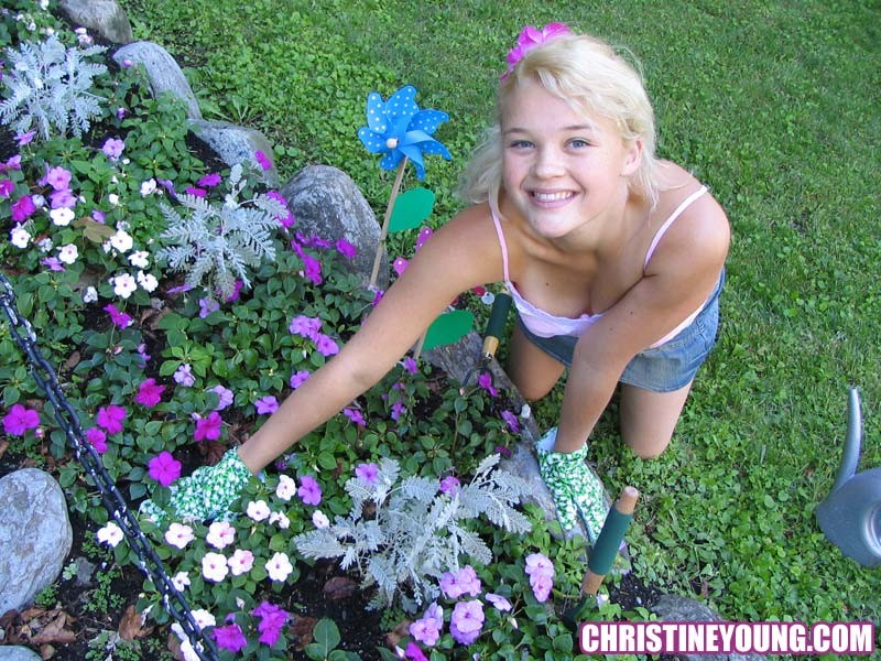 Rubia joven christine young jardinería en el patio trasero y posando
 #73117051