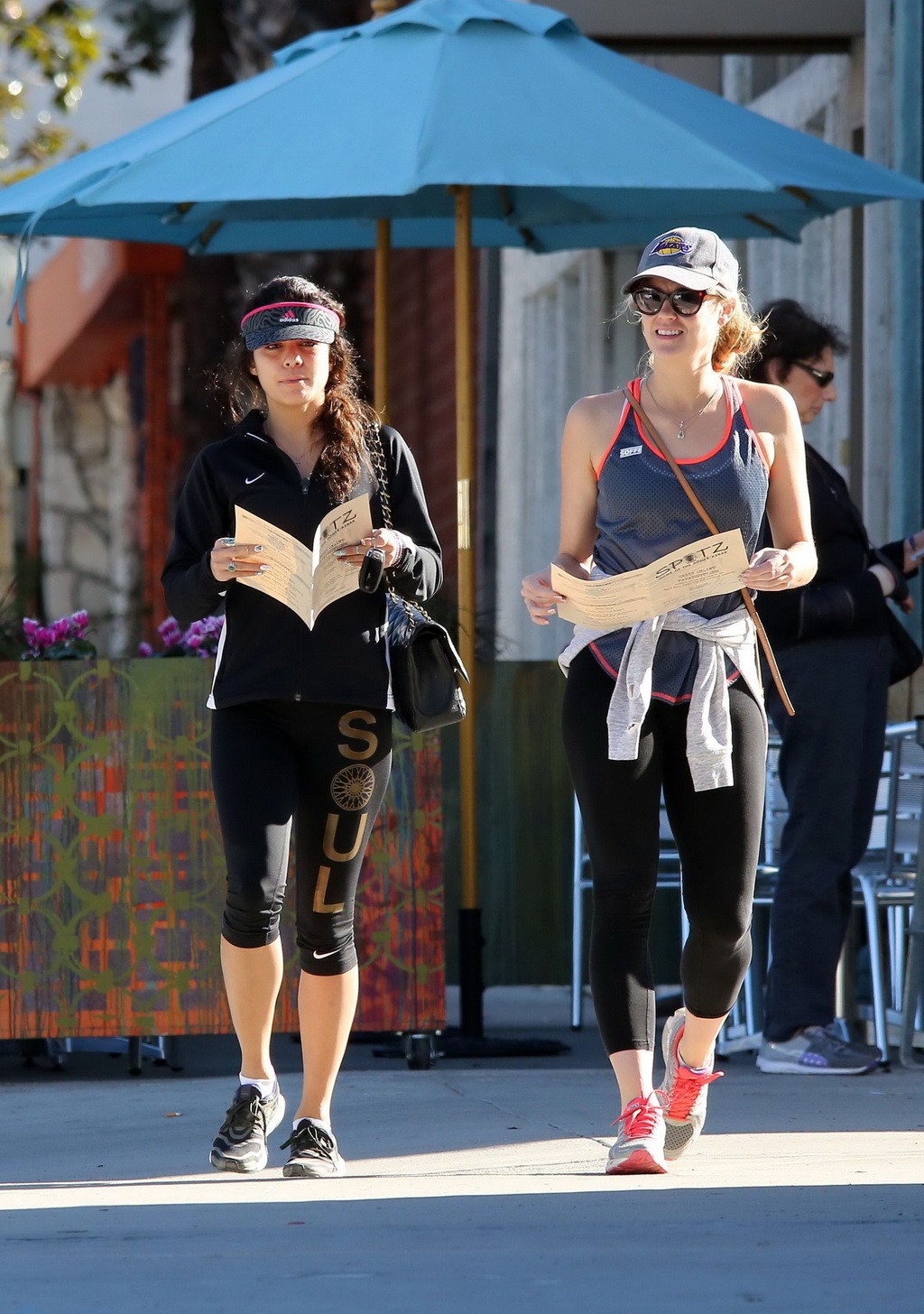 Vanessa Hudgens indossa reggiseno sportivo e leggings fuori per un'escursione a Los Angeles
 #75208142