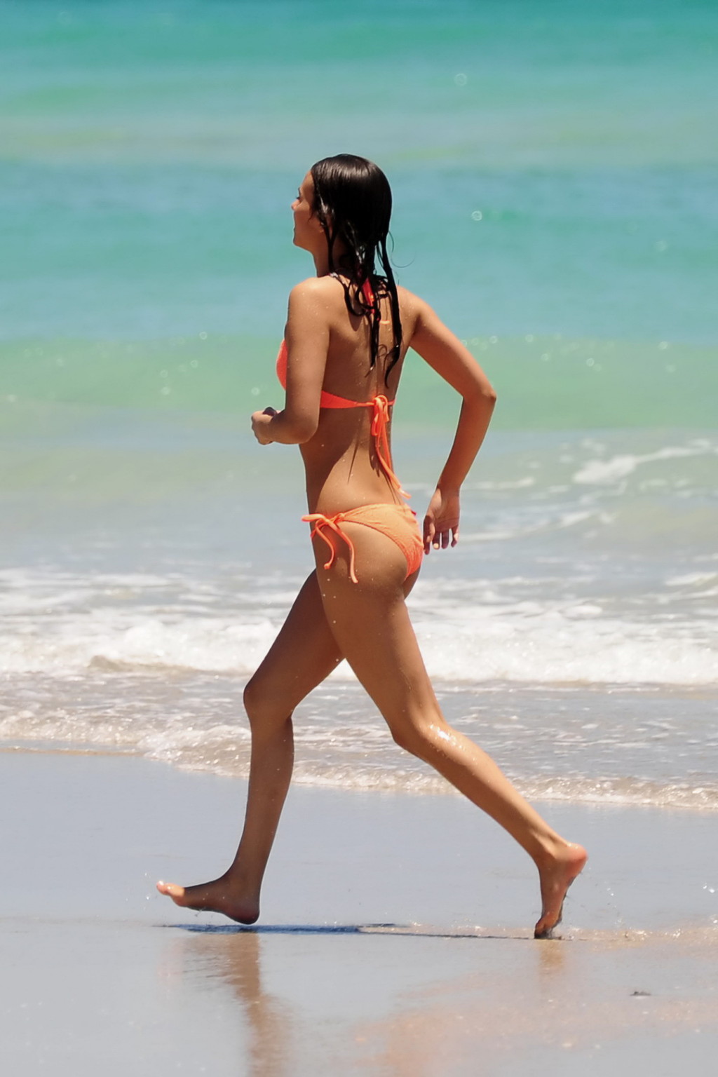 Victoria Justice atemberaubend im winzigen orangefarbenen Bikini am Strand
 #75140524