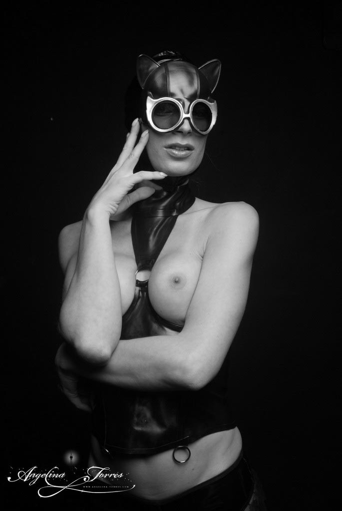 Ts angelina torres como catwoman en una foto en blanco y negro
 #79175949