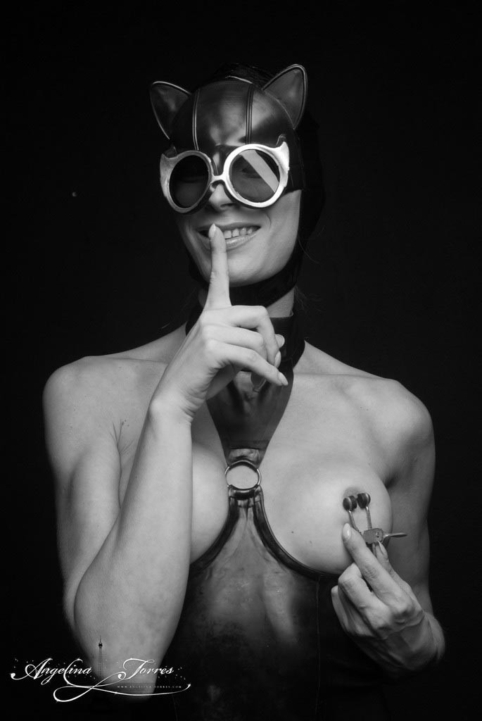 Ts angelina torres en catwoman dans un pictorial en noir et blanc
 #79175970
