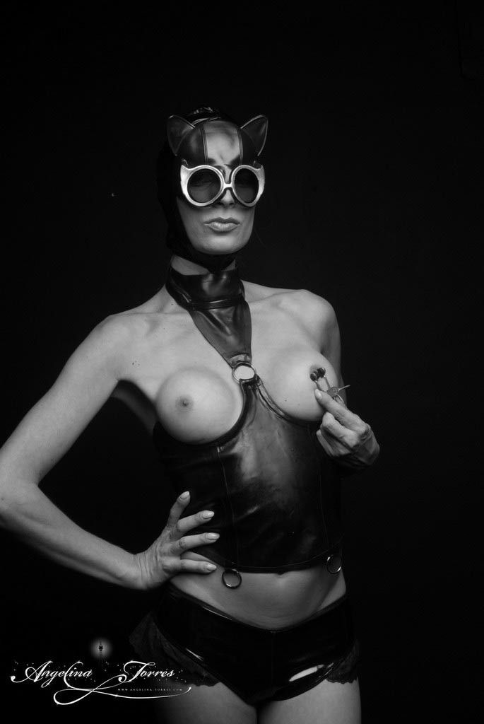 Ts angelina torres come catwoman in una foto in bianco e nero
 #79175972