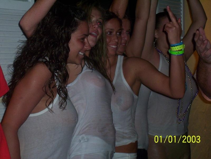 酔っぱらった女子大生が濡れたTシャツでペロペロのおっぱいを点滅させる
 #76400593