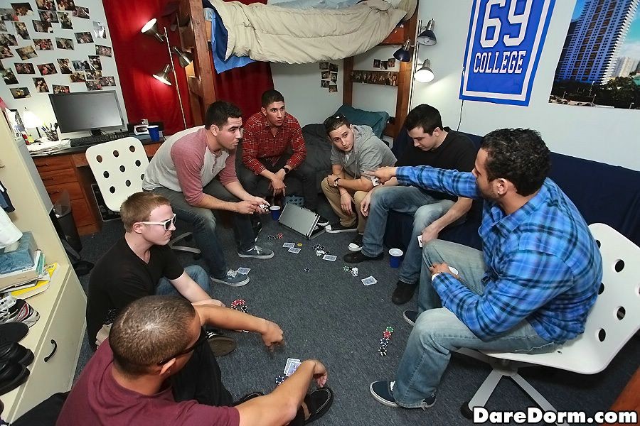 Studenti universitari strip poker gioco attraversa la linea
 #67265293