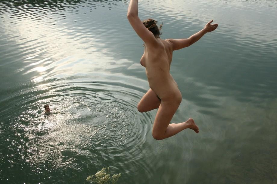 Nena nudista de pechos saltones se desnuda y lo deja todo al descubierto
 #72246732