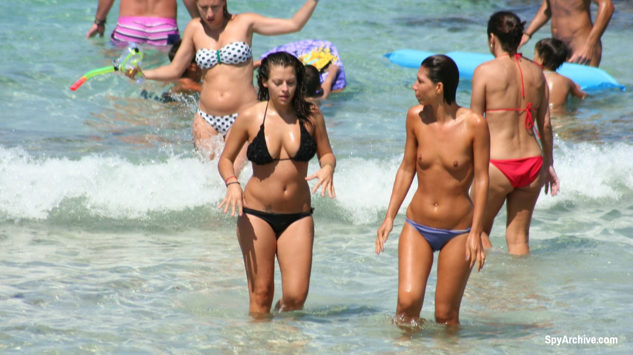 Voyeurbilder von heißen Mädchen am Strand
 #72241892