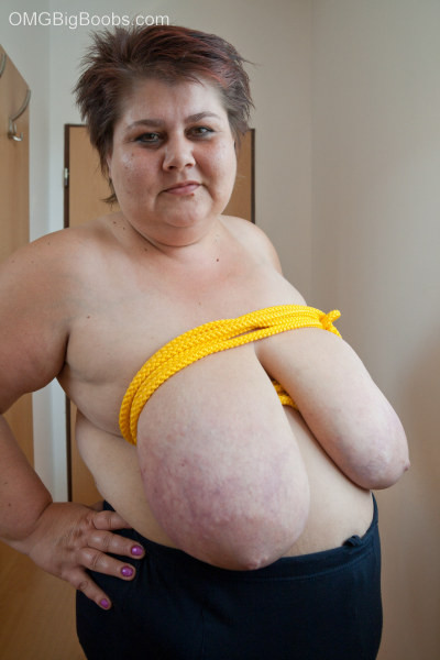 巨大な乳房をロープで縛る素人の熟女
 #67383297