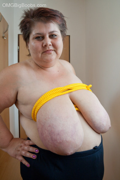 巨大な乳房をロープで縛る素人の熟女
 #67383304