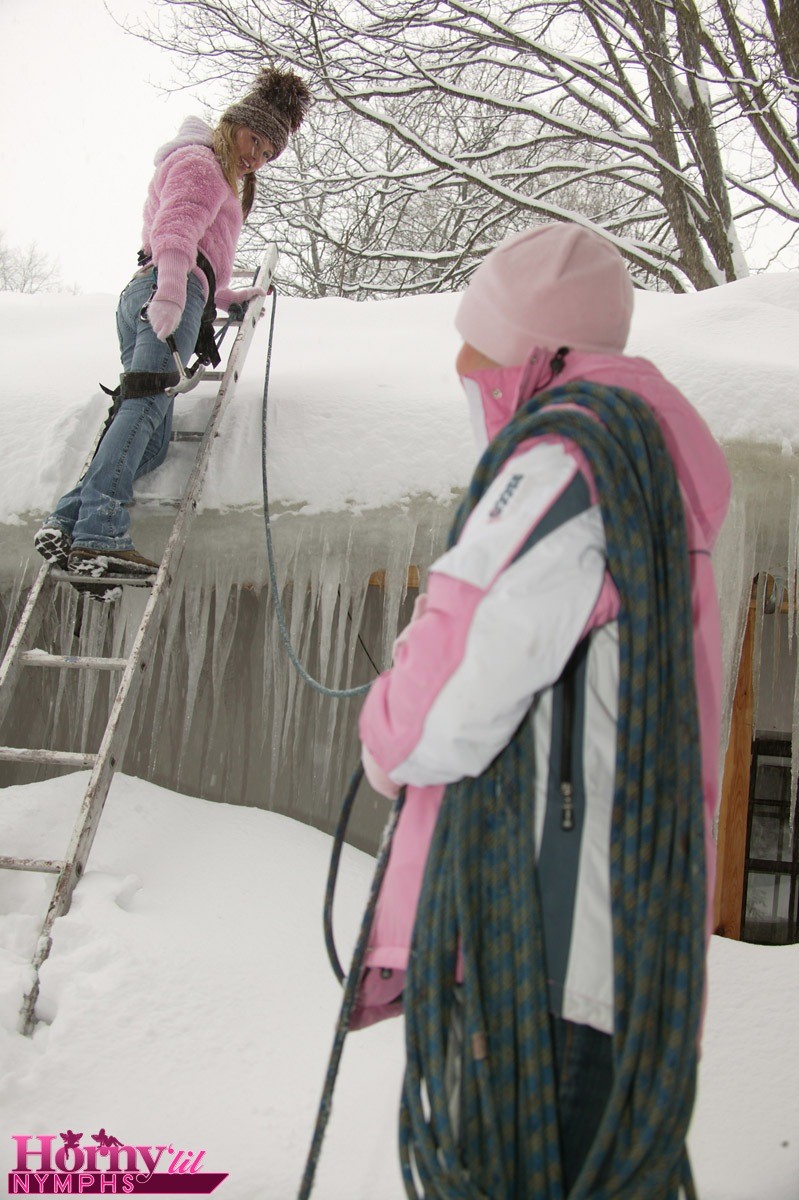 Des lesbiennes jeunes jouant avec des chattes pendant l'hiver.
 #78094836