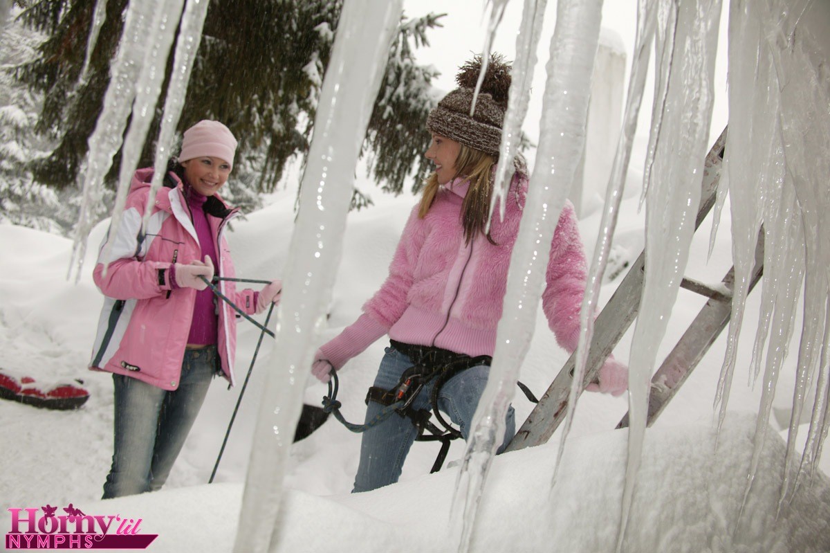 Teenie-Lesben spielen mit Muschis im Winter
 #78094869