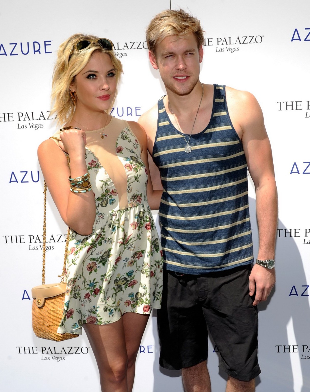 Ashley benson cleavy mostrando tetas de lado en un mini vestido con estampado de flores en azure poo
 #75253663