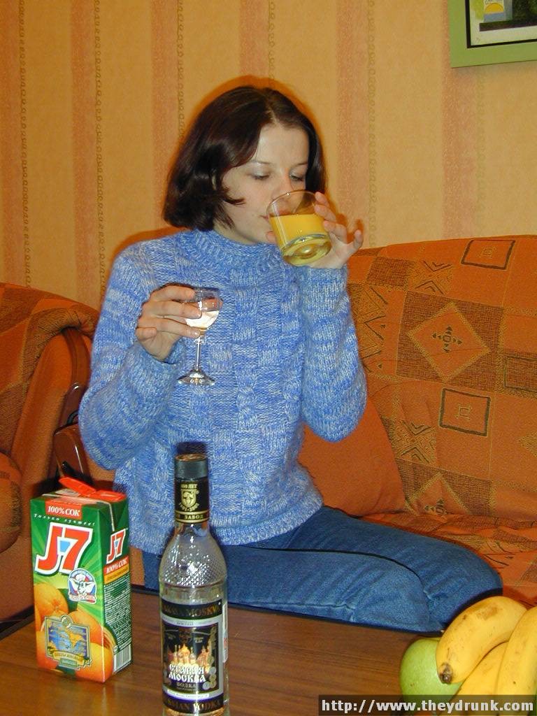 Junge russische Teenager wird betrunken und streichelt ihren engen Schlitz
 #67871051