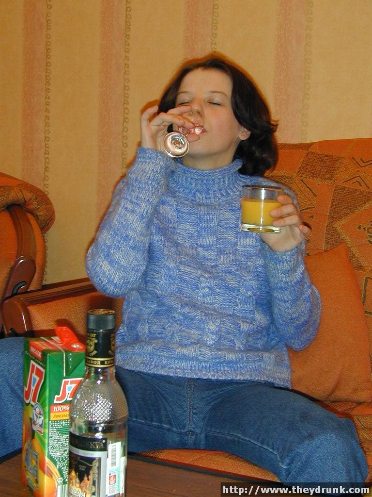 Junge russische Teenager wird betrunken und streichelt ihren engen Schlitz
 #67871076